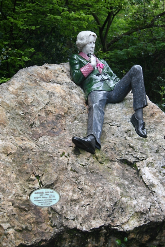 Oscar Wilde jade statue, Dublin Ireland.jpg - Oscar Wilde statue